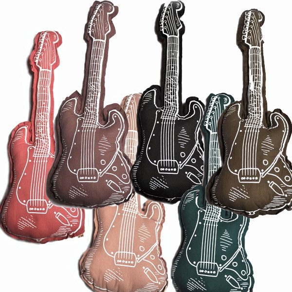 Coussin-guitare-prune-numero-74- Coussin-guitare-prune-numero-74-