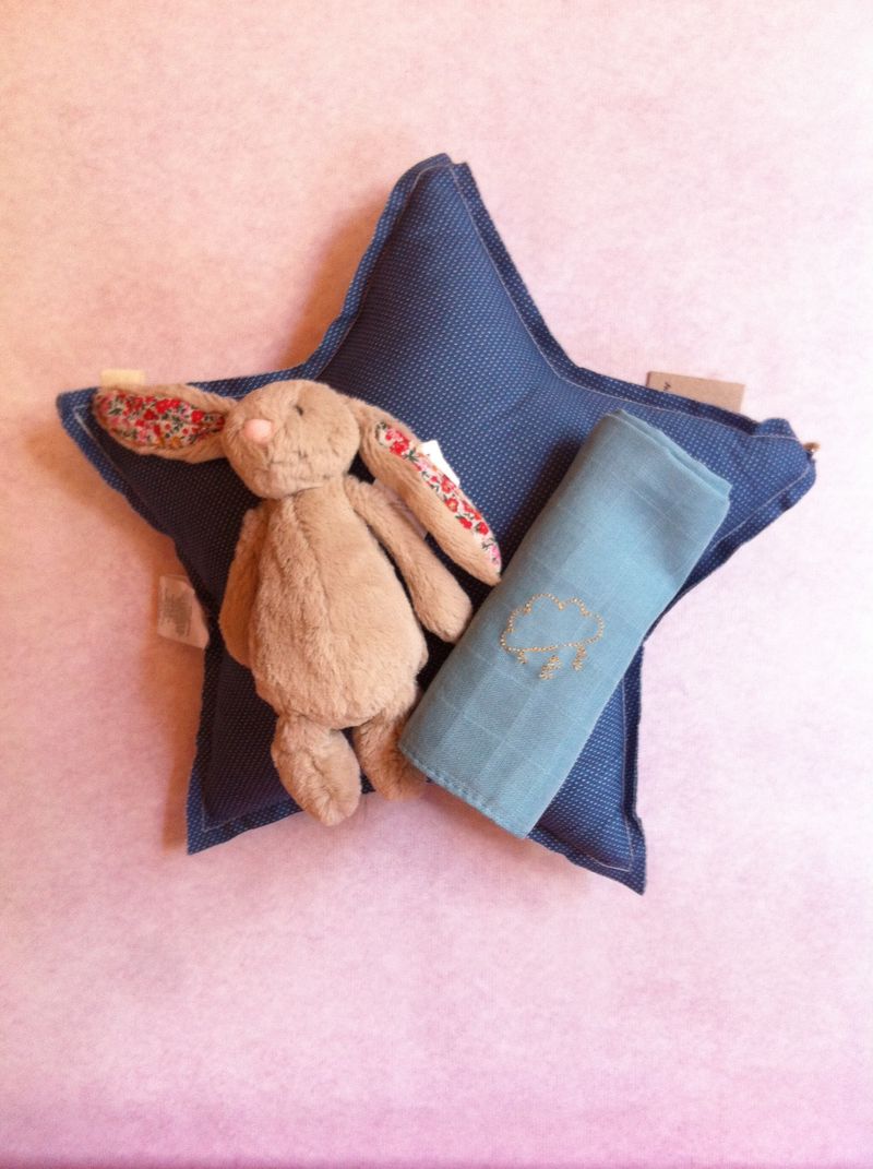 Coussin-etoile-lapin-cadeau-naissance-lange