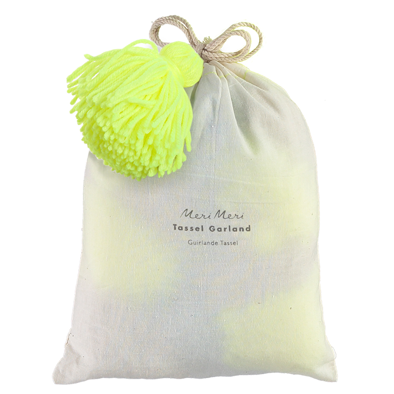 Sac-guirlande-pompons-bleus-jaunes-chambre-enfant-garçon